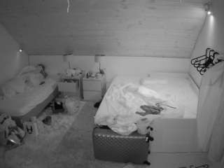 voyeurcam-julmodels-whitebed-2