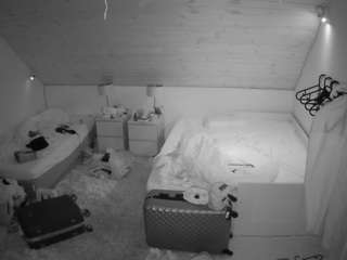 voyeurcam-julmodels-whitebed-2