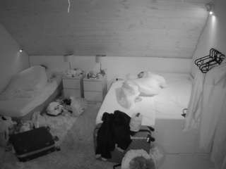 voyeurcam-julmodels-whitebed-2