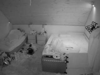 voyeurcam-julmodels-whitebed-2