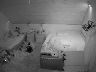 voyeurcam-julmodels-whitebed-2