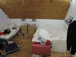 voyeurcam-julmodels-whitebed-2