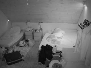 voyeurcam-julmodels-whitebed-2