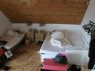 voyeurcam-julmodels-whitebed-2