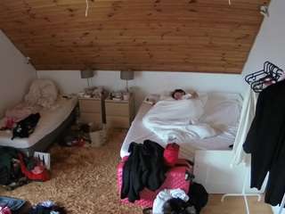 voyeurcam-julmodels-whitebed-2