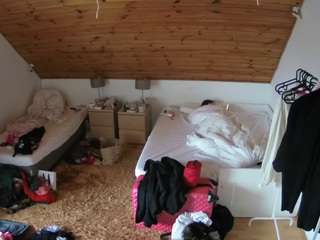 voyeurcam-julmodels-whitebed-2