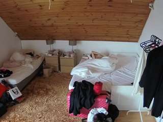 voyeurcam-julmodels-whitebed-2
