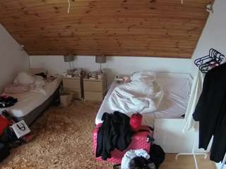 voyeurcam-julmodels-whitebed-2
