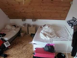 voyeurcam-julmodels-whitebed-2