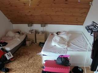 voyeurcam-julmodels-whitebed-2