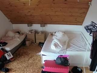 voyeurcam-julmodels-whitebed-2