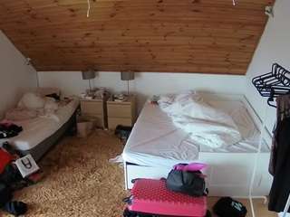 voyeurcam-julmodels-whitebed-2