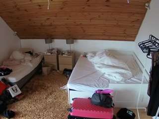 voyeurcam-julmodels-whitebed-2