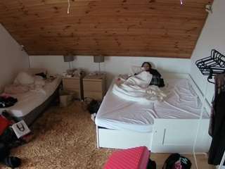 voyeurcam-julmodels-whitebed-2