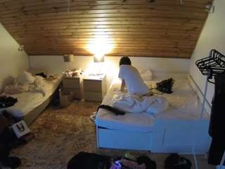 voyeurcam-julmodels-whitebed-2