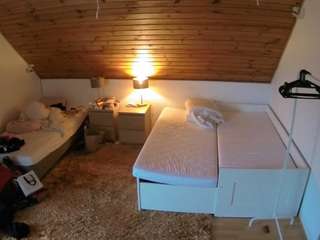 voyeurcam-julmodels-whitebed-2