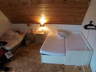 voyeurcam-julmodels-whitebed-2