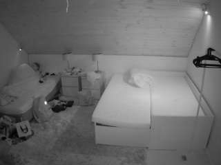 voyeurcam-julmodels-whitebed-2 Strip live webcam