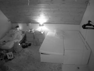 voyeurcam-julmodels-whitebed-2