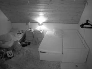 voyeurcam-julmodels-whitebed-2