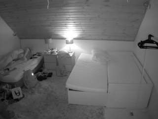 voyeurcam-julmodels-whitebed-2