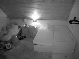 voyeurcam-julmodels-whitebed-2