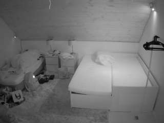 voyeurcam-julmodels-whitebed-2