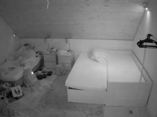 voyeurcam-julmodels-whitebed-2