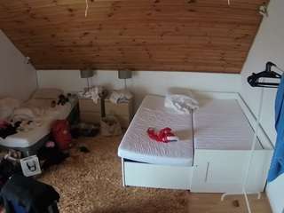 voyeurcam-julmodels-whitebed-2