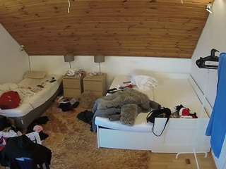 voyeurcam-julmodels-whitebed-2