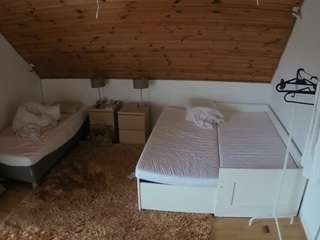 voyeurcam-julmodels-whitebed-2