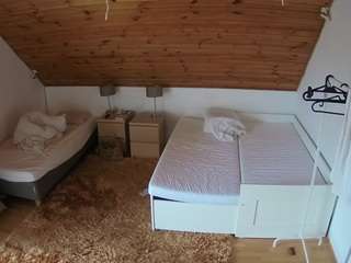 voyeurcam-julmodels-whitebed-2
