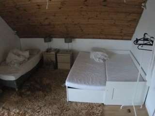 voyeurcam-julmodels-whitebed-2