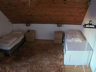 voyeurcam-julmodels-whitebed-2