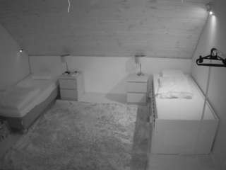 voyeurcam-julmodels-whitebed-2