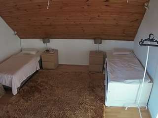 voyeurcam-julmodels-whitebed-2