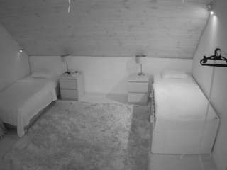 voyeurcam-julmodels-whitebed-2