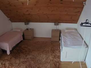 voyeurcam-julmodels-whitebed-2