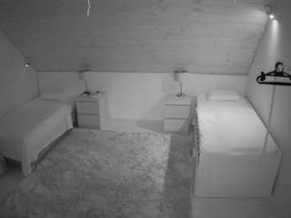 voyeurcam-julmodels-whitebed-2