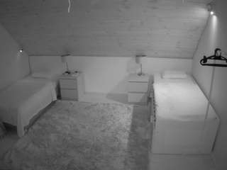 voyeurcam-julmodels-whitebed-2's CamSoda show and profile