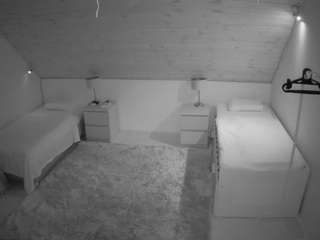 voyeurcam-julmodels-whitebed-2