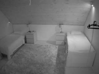 voyeurcam-julmodels-whitebed-2