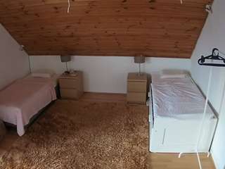 voyeurcam-julmodels-whitebed-2