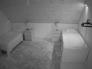 voyeurcam-julmodels-whitebed-2