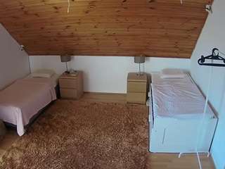 voyeurcam-julmodels-whitebed-2