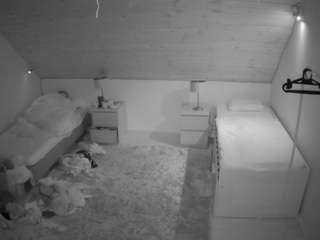 voyeurcam-julmodels-whitebed-2