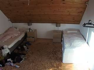 voyeurcam-julmodels-whitebed-2
