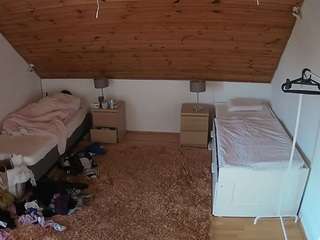 voyeurcam-julmodels-whitebed-2