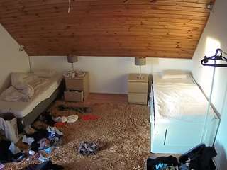 voyeurcam-julmodels-whitebed-2