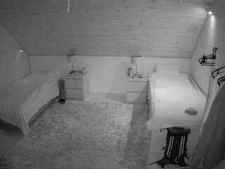 voyeurcam-julmodels-whitebed-2 webcam